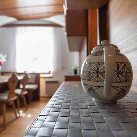 Traditional Old Town Apartment Hall in Tirol Esterno foto