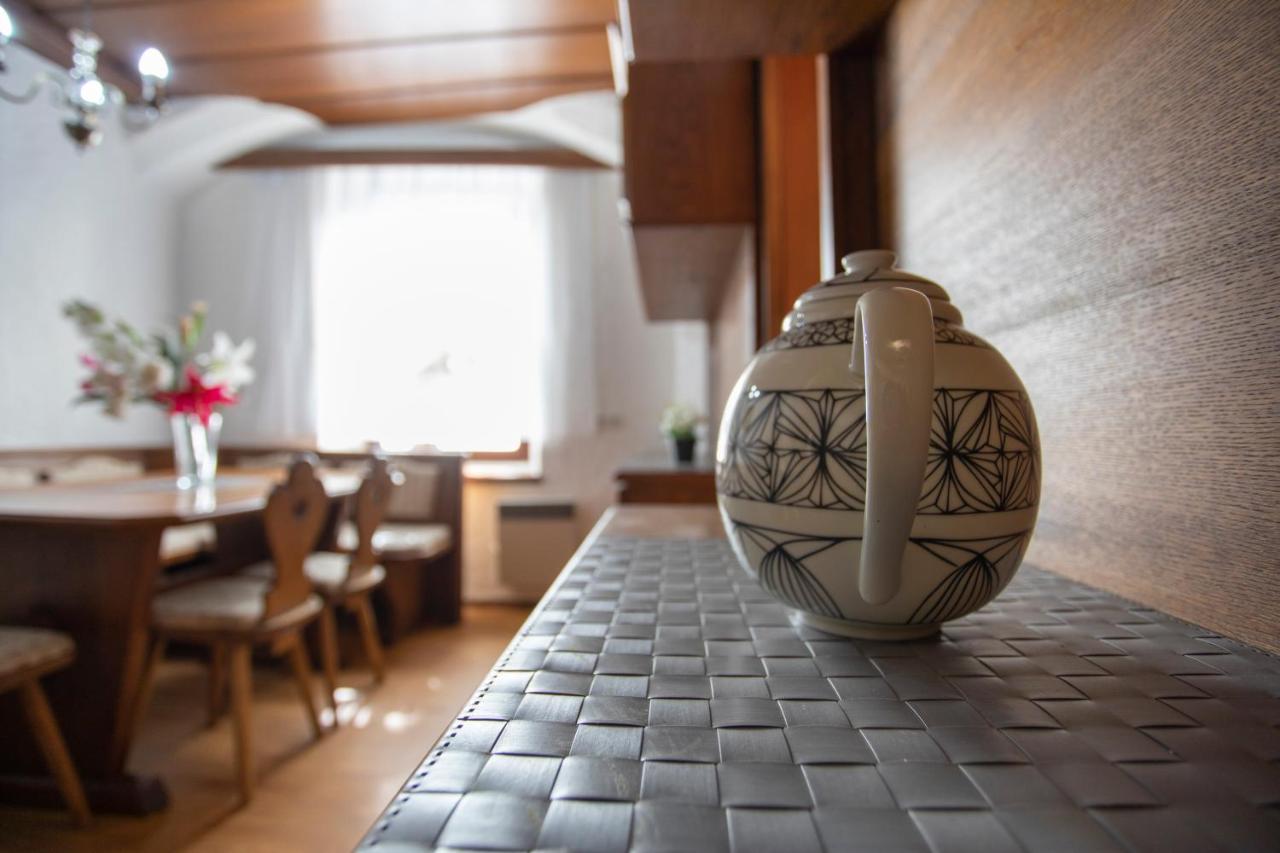 Traditional Old Town Apartment Hall in Tirol Esterno foto