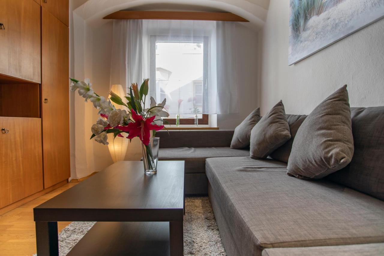 Traditional Old Town Apartment Hall in Tirol Esterno foto