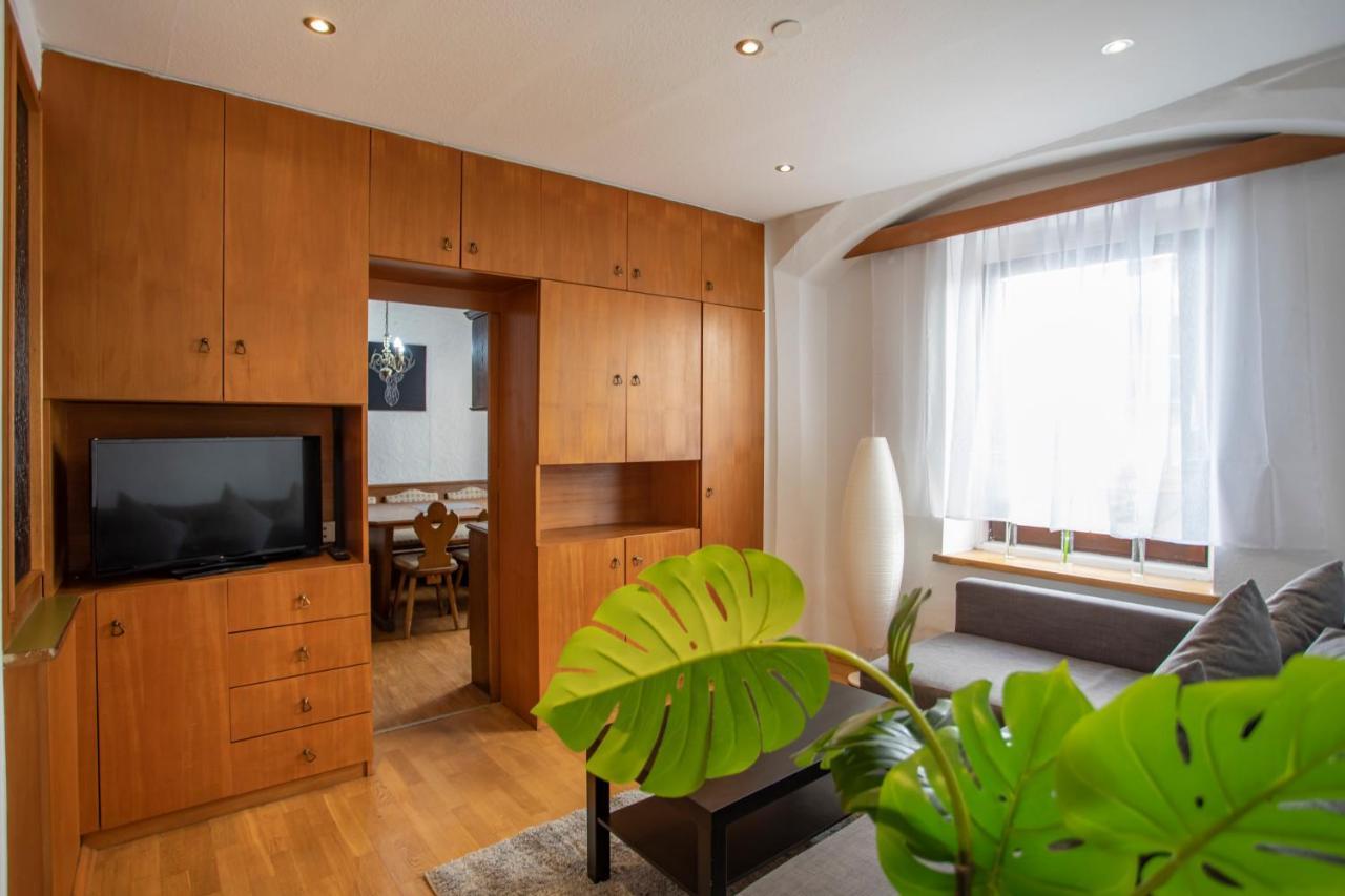 Traditional Old Town Apartment Hall in Tirol Esterno foto