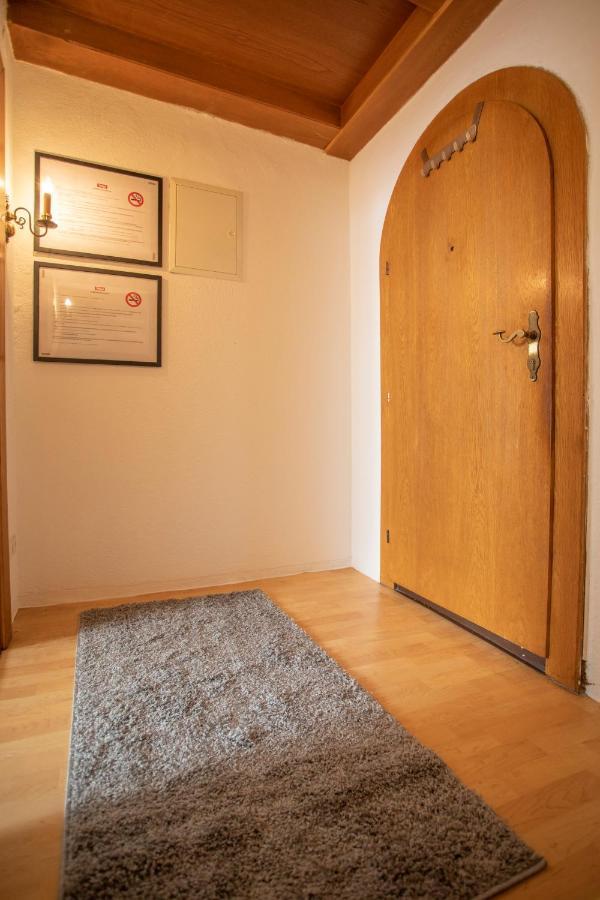 Traditional Old Town Apartment Hall in Tirol Esterno foto