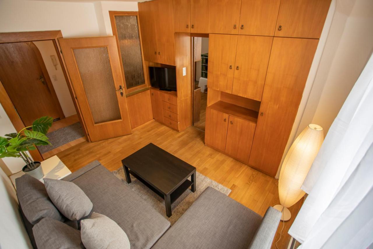 Traditional Old Town Apartment Hall in Tirol Esterno foto