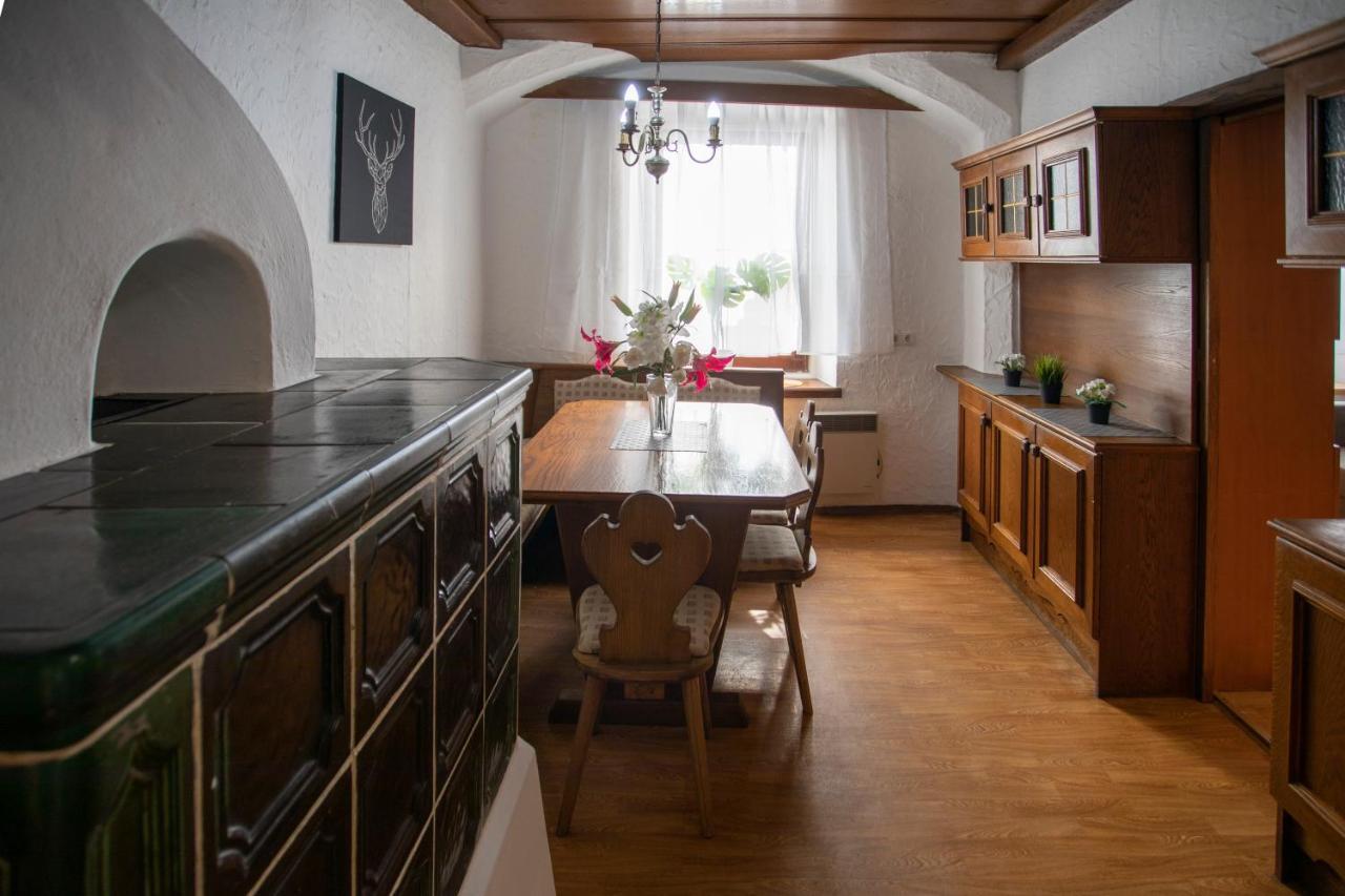 Traditional Old Town Apartment Hall in Tirol Esterno foto