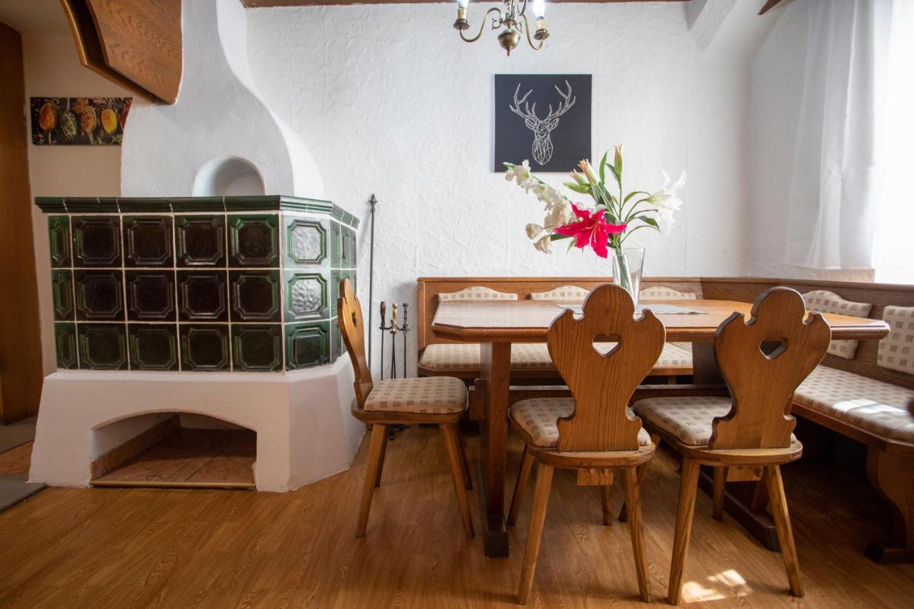 Traditional Old Town Apartment Hall in Tirol Esterno foto
