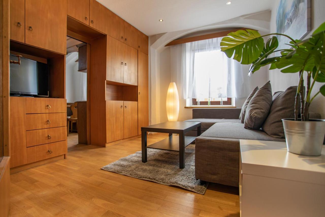 Traditional Old Town Apartment Hall in Tirol Esterno foto