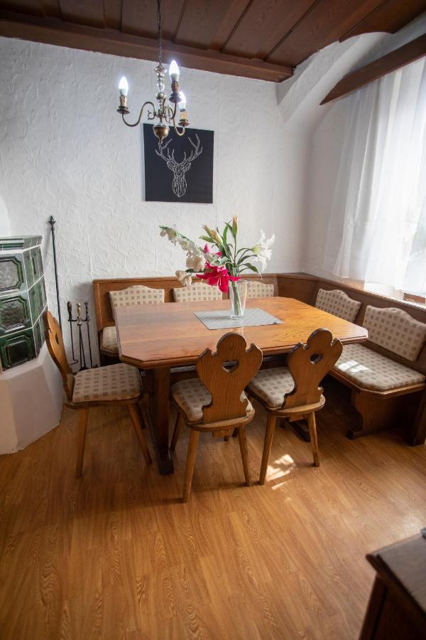 Traditional Old Town Apartment Hall in Tirol Esterno foto