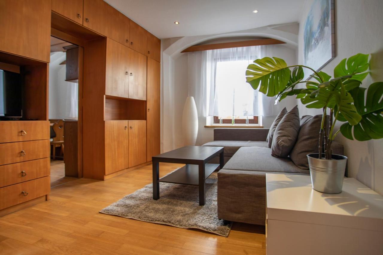 Traditional Old Town Apartment Hall in Tirol Esterno foto