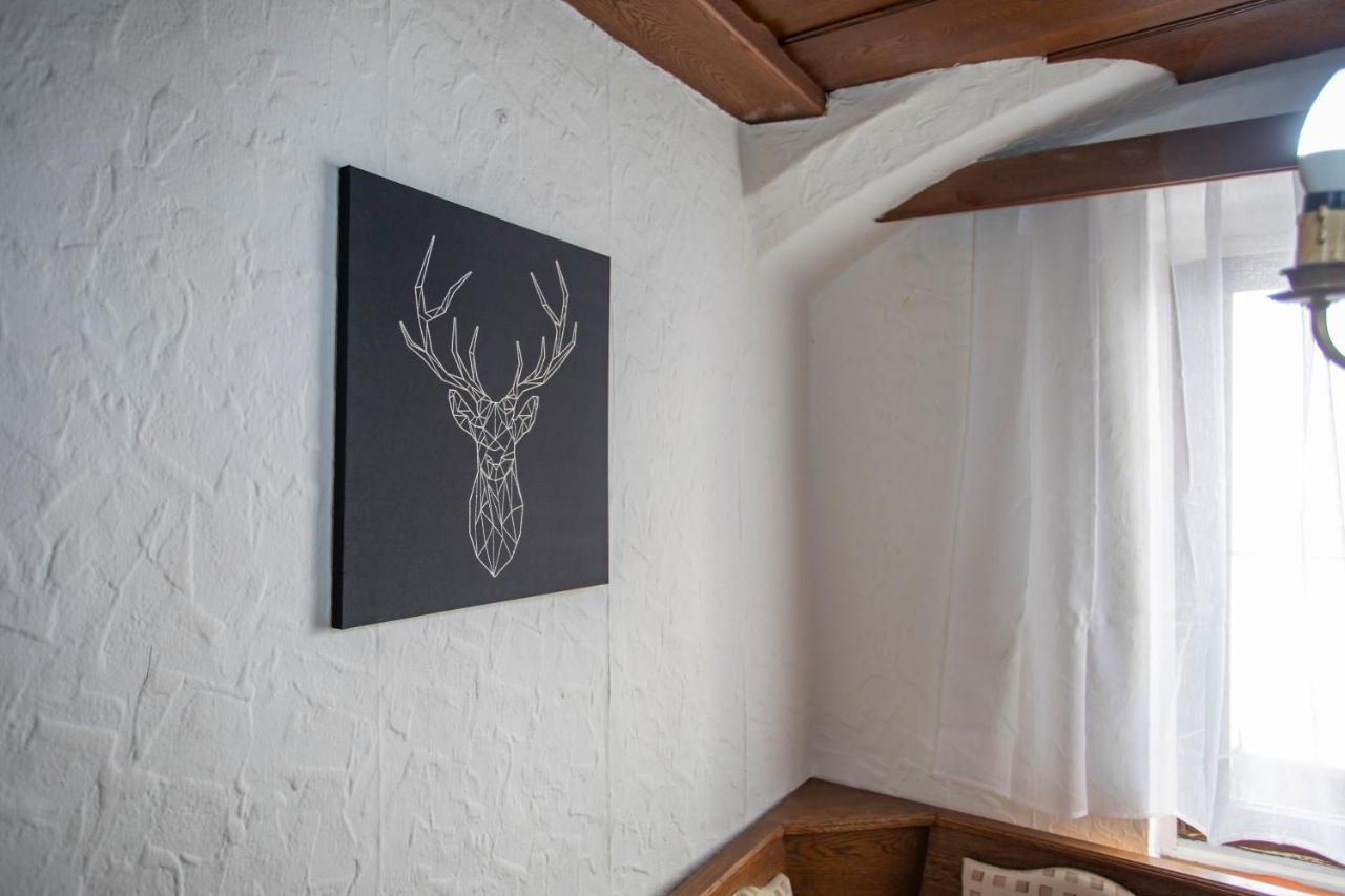 Traditional Old Town Apartment Hall in Tirol Esterno foto