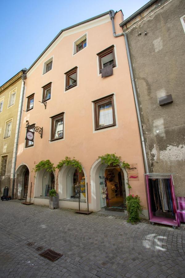 Traditional Old Town Apartment Hall in Tirol Esterno foto