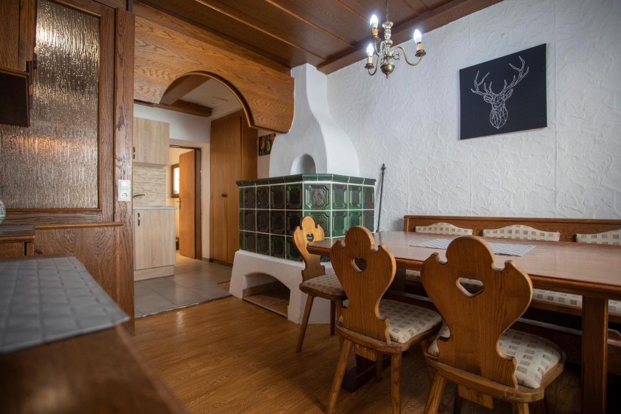 Traditional Old Town Apartment Hall in Tirol Esterno foto