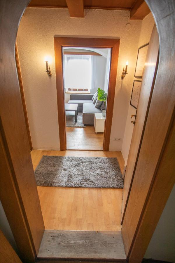 Traditional Old Town Apartment Hall in Tirol Esterno foto